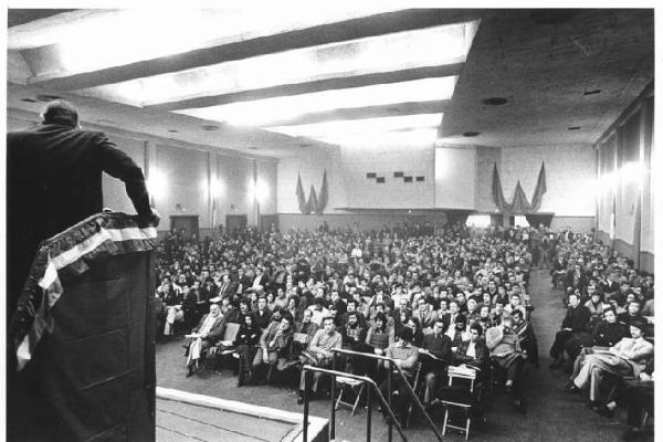 Conferenza unitaria Flm dei delegati di zona - Interno - Panoramica sulla sala - Sul palco Bruno Trentin di spalle al microfono - Platea con il pubblico