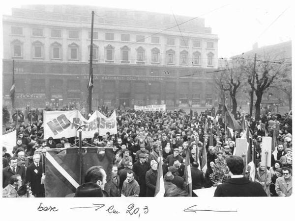 Piazza Fontana - Commemorazione dell'attentato stragista alla Banca Nazionale dell'Agricoltura - Manifestazione antifascista - Comizio - Manifestanti - Bandiere - Striscioni - Insegna della Banca