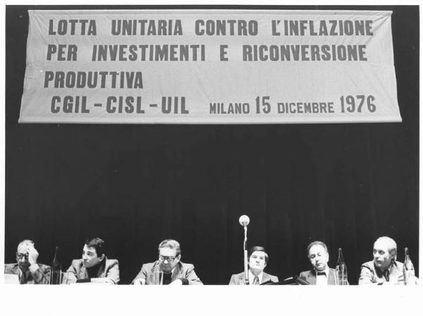 Teatro Lirico - Interno - Convegno unitario di Cgil, Cisl e Uil contro l'inflazione e per gli investimenti - Tavolo della presidenza con, tra gli oratori, Saverio Nigretti, Mario Colombo, Gustavo Scarpino, Leonardo Banfi - Parola d'ordine