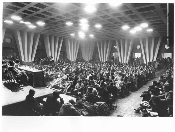 Camera del Lavoro - Salone "Di Vittorio" - Interno - Assemblea delle leghe - Panoramica sulla sala - Platea con il pubblico