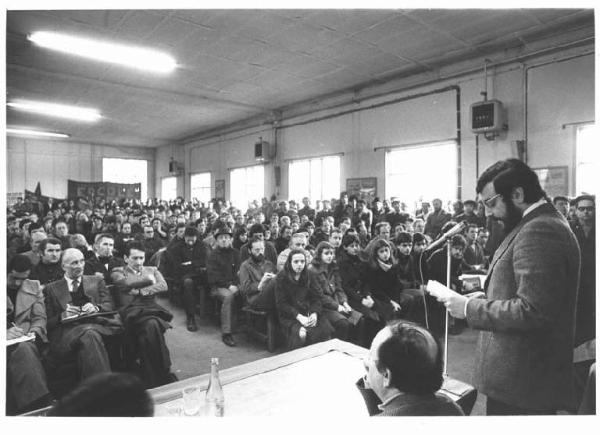 Falck Unione - Interno della fabbrica - Assemblea aperta - Panoramica sulla sala - Oratore al microfono - Platea con lavoratori - Striscioni delle fabbriche