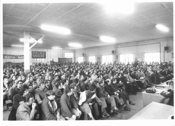 Falck Unione - Interno della fabbrica - Assemblea aperta - Panoramica sulla sala - Platea con i lavoratori - Striscioni delle fabbriche