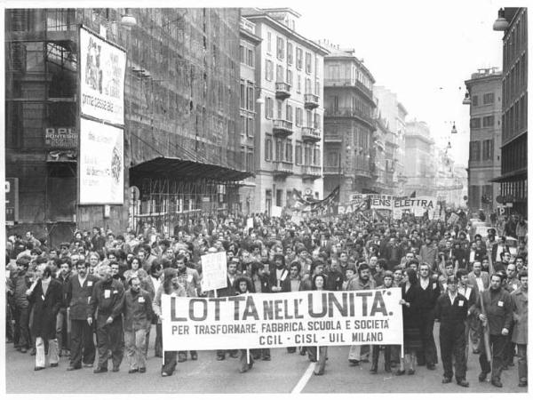 Sciopero generale dell'industria indetto dalla Federazione Cgil, Cisl, Uil - Corteo in corso Venezia - Operai con tuta da lavoro - Striscioni