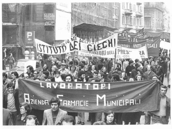 Sciopero generale dell'industria indetto dalla Federazione Cgil, Cisl, Uil - Corteo in corso Venezia - Spezzone lavoratori delle farmacie municipali e dell'Istituto dei ciechi - Striscioni