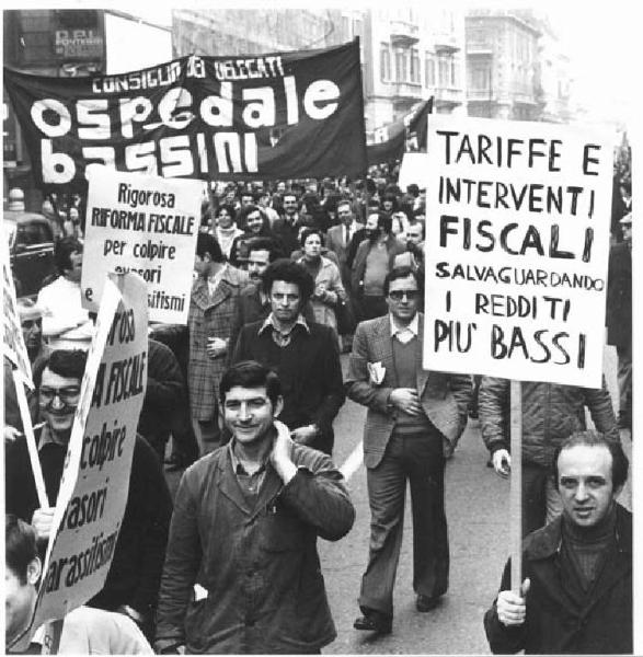 Sciopero generale dell'industria indetto dalla Federazione Cgil, Cisl, Uil - Corteo in corso Venezia - Spezzone lavoratori dell'ospedale Bassini - Striscioni - Cartello di protesta