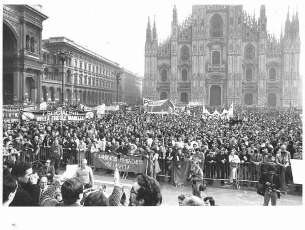 Sciopero generale dell'industria indetto dalla Federazione Cgil, Cisl, Uil - Comizio in piazza del Duomo - Panoramica sulla piazza - Folla di manifestanti - Striscioni - Il Duomo - Sul palco di spalle Giorgio Benvenuto al microfono