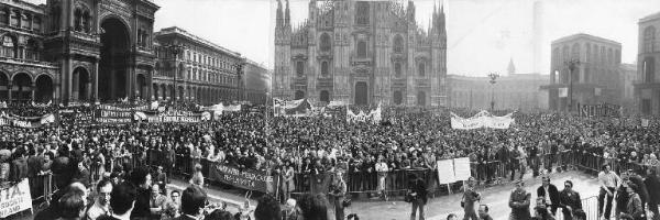 Sciopero generale dell'industria indetto dalla Federazione Cgil, Cisl, Uil - Comizio in piazza del Duomo - Panoramica sulla piazza - Folla di manifestanti - Striscioni - Sul palco G. Benvenuto di spalle al microfono - Il Duomo e palazzi limitrofi