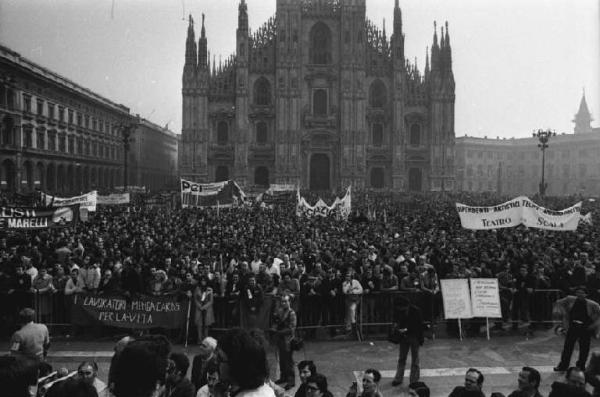 Sciopero generale dell'industria indetto dalla Federazione Cgil, Cisl, Uil - Comizio in piazza del Duomo - Panoramica sulla piazza - Folla di manifestanti - Striscioni - Il Duomo di Milano