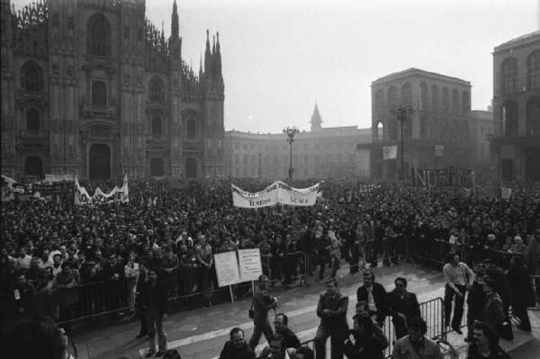 Sciopero generale dell'industria indetto dalla Federazione Cgil, Cisl, Uil - Comizio in piazza del Duomo - Panoramica sulla piazza - Folla di manifestanti - Striscioni - Il Duomo di Milano - Palazzo Reale e Palazzo dell'Arengario