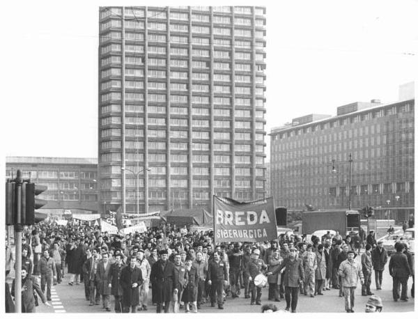 Sciopero dei lavoratori della Egam - Corteo in via Melchiorre Gioia - Spezzone lavoratori della Breda Siderurgica - Striscioni