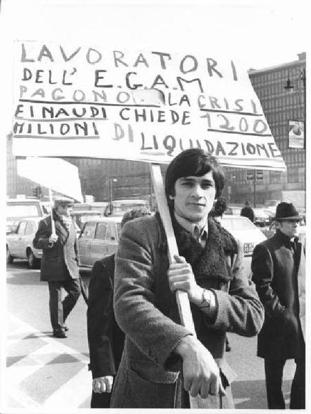 Sciopero dei lavoratori della Egam - Corteo - Ritratto maschile - Lavoratore dell'Egam con cartello