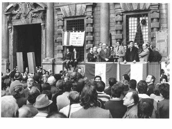 Manifestazione di protesta per il sequestro di Guido De Martino - Comizio in piazza della Scala davanti a Palazzo Marino - Palco con, tra gli altri, C. Tognoli, G. Spadolini, L. De Carlini, R. Terzi, G. Pesce - Mario Colombo al microfono - Stendardi