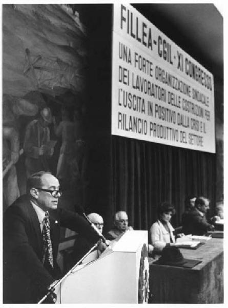 XI congresso Fillea Cgil (edili) - Interno - Tavolo della presidenza - Gianfranco Rognoni al microfono - Parola d'ordine