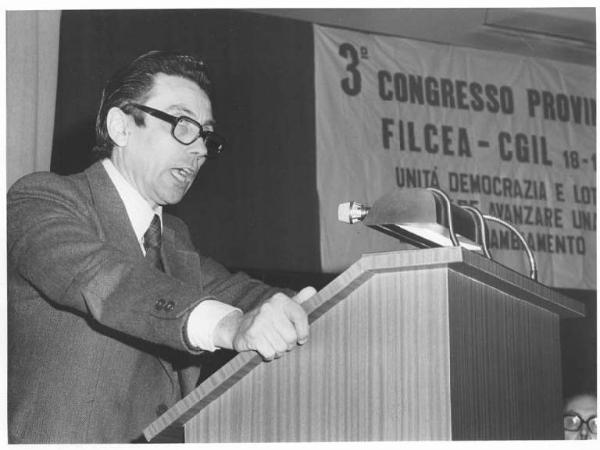 Sala dei Congressi della Provincia - Interno - Terzo congresso provinciale Filcea Cgil (chimici) - Palco - Ritratto maschile - Luigi Nava al microfono - Parola d'ordine