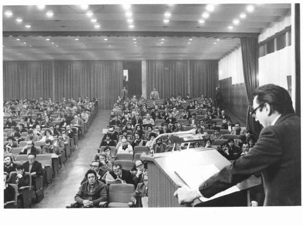 Sala dei Congressi della Provincia - Interno - Terzo congresso provinciale Filcea Cgil (chimici) - Panoramica sulla sala - Platea - Luigi Nava di spalle al microfono