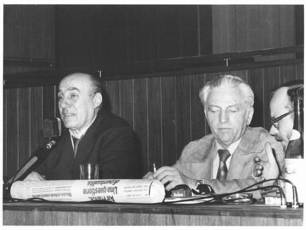 Sala dei Congressi della Provincia - Interno - Terzo congresso provinciale Filcea Cgil (chimici) - Tavolo della presidenza - Ritratto maschile - Aldo Bonaccini al microfono