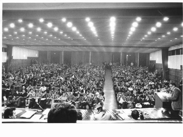 Sala dei congressi della Provincia - Interno - IX congresso provinciale Fiom Cgil - Panoramica sulla sala - Platea con il pubblico - Sul palco Bruno Trentin al microfono