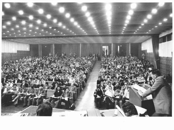 Sala dei congressi della Provincia - Interno - IX congresso provinciale Fiom Cgil - Panoramica sulla sala - Platea con il pubblico - Sul palco Antonio Pizzinato al microfono