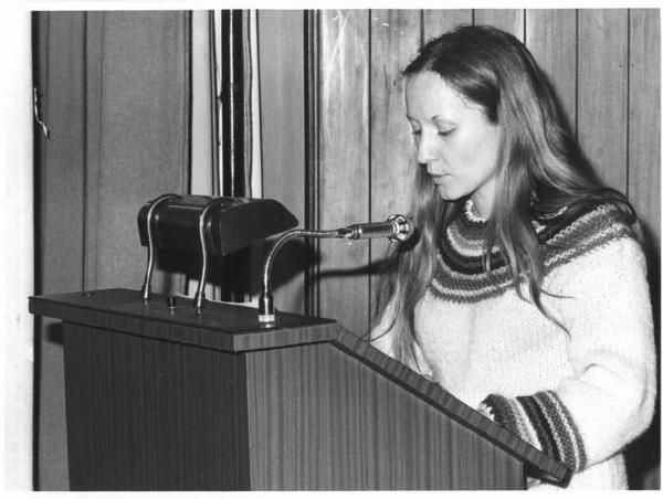 Sala dei congressi della Provincia - Interno - IX congresso provinciale Fiom Cgil - Palco - Ritratto femminile - Rita Barbieri al microfono