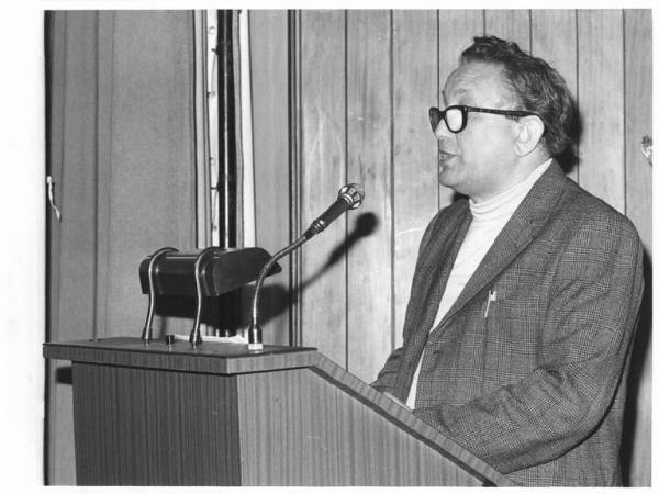 Sala dei congressi della Provincia - Interno - IX congresso provinciale Fiom Cgil - Palco - Ritratto maschile - Roberto Castoldi dell'Innse al microfono