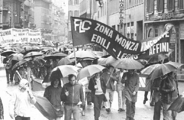 Festa dei lavoratori - Manifestazione del primo maggio - Corteo sotto la pioggia - Spezzone lavoratori edili e Sunia - Striscioni