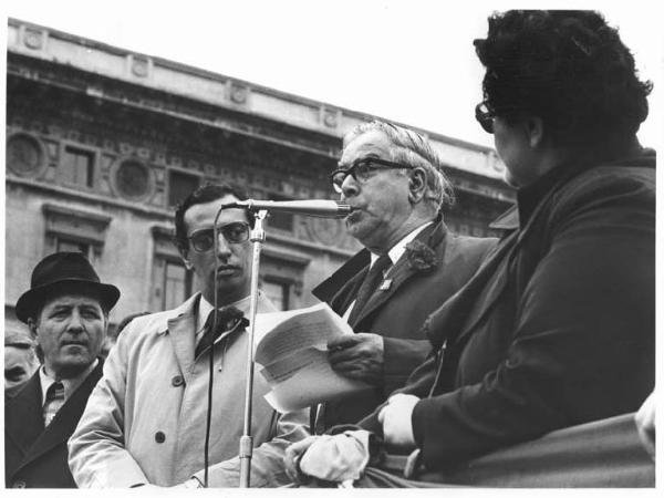 Festa dei lavoratori - Manifestazione del primo maggio - Comizio in Piazza del Duomo - Palco con Lucio De Carlini, Luigia Alberti - Oratore al microfono