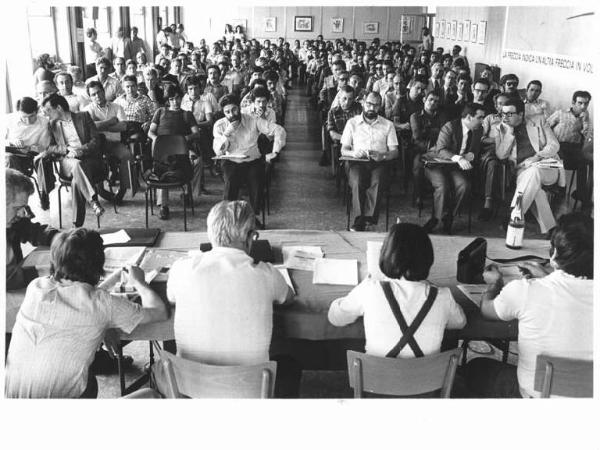 Conferenza economica del Consiglio di fabbrica dell'impresa Gadola - Interno - Panoramica sulla sala - Oratori di spalle - Platea con il pubblico