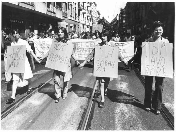 Sciopero dei lavoratori metalmeccanici della zona Sempione per le vertenze aziendali e nazionali - Corteo - Spezzone lavoratrici della Telefunken - Operaie con grembiule da lavoro - Cartelli - Striscioni