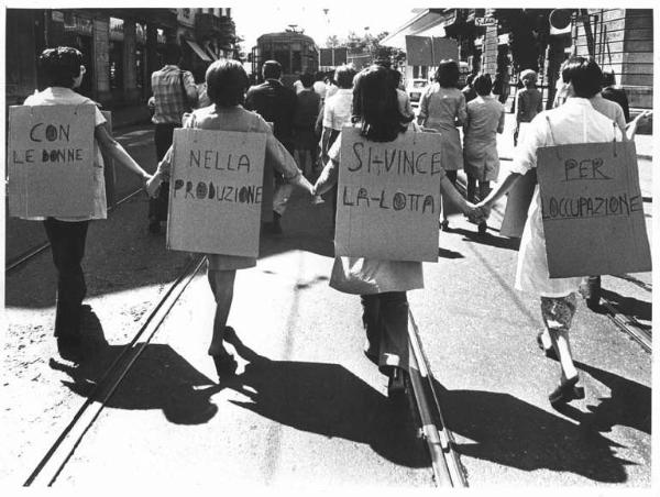 Sciopero dei lavoratori metalmeccanici della zona Sempione per le vertenze aziendali e nazionali - Corteo - Spezzone lavoratrici della Telefunken - Operaie con grembiule da lavoro - Cartelli