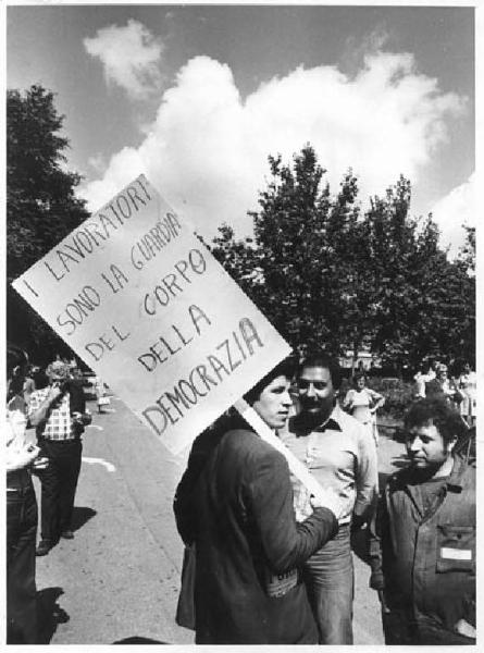 Sciopero dei lavoratori metalmeccanici della zona Sempione per le vertenze aziendali e nazionali - Corteo - Ritratto maschile - Lavoratore con cartello