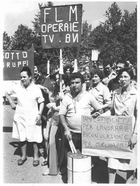 Sciopero dei lavoratori metalmeccanici della zona Sempione per le vertenze aziendali e nazionali - Ritratto di gruppo - Operaie con grembiule da lavoro - Cartelli - Tamburo