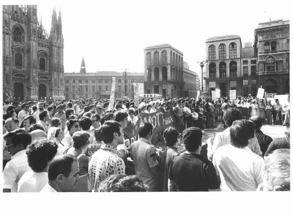 Sciopero dei lavoratori alimentaristi - Comizio in piazza del Duomo - Lavoratrici della Motta - Striscioni