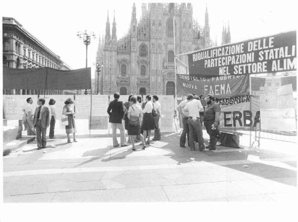 Presidio dei lavoratori in piazza del Duomo per l'occupazione - Cartelli e striscioni - Lavoratori - Il Duomo