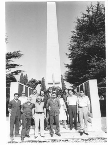 Cimitero Monumentale - Commemorazione dei martiri di Piazzale Loreto - Ritratto di gruppo - Delegazione di lavoratori davanti a una tomba dei caduti - Operai con tuta da lavoro - Tra i presenti Giuseppe Granelli, Renzo Baricelli, Milena Balbo