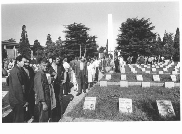 Cimitero Monumentale, campo della Gloria - Commemorazione dei martiri di Piazzale Loreto - Delegazione di lavoratori - Operai con tuta da lavoro - In primo piano Giuseppe Granelli - Corone di fiori - Lapidi dei caduti