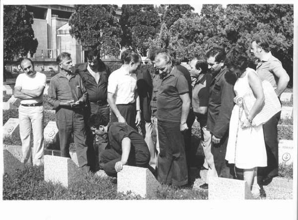 Cimitero Monumentale, campo della Gloria - Commemorazione dei martiri di Piazzale Loreto - Delegazione di lavoratori davanti alle lapidi - Operai con tuta da lavoro - Tra i presenti Giuseppe Granelli, Renzo Baricelli, Milena Balbo