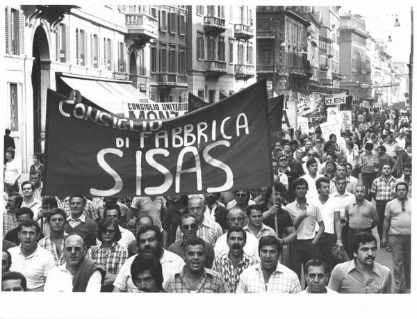 Sciopero generale dei lavoratori dell'industria per l'occupazione - Corteo in corso Venezia - Spezzone lavoratori della Sisas - Striscioni