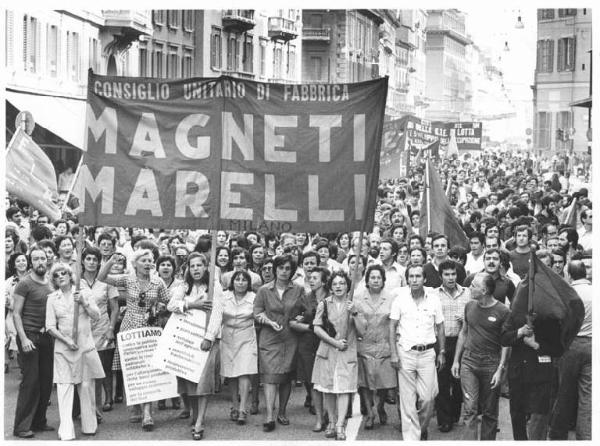 Sciopero generale dei lavoratori dell'industria per l'occupazione - Corteo in corso Venezia - Spezzone lavoratori della Magneti Marelli - Operaie urlano slogan - Donne con grembiule da lavoro - Cartelli - Striscioni - Bandiere