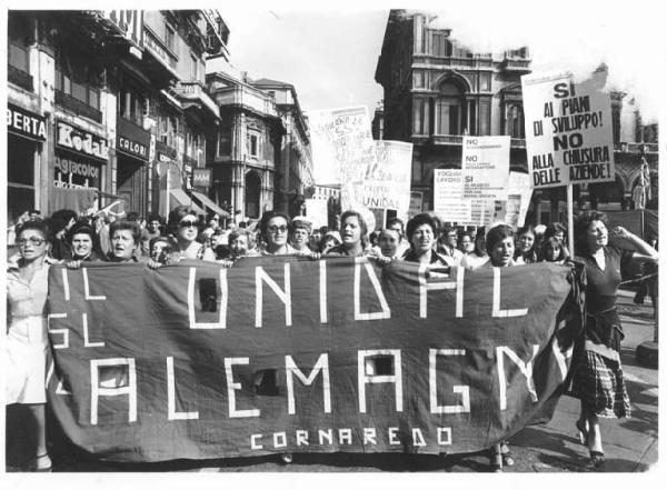 Sciopero generale dei lavoratori dell'industria per l'occupazione - Corteo in piazza del Duomo - Spezzone lavoratrici della Unidal Alemagna di Cornaredo - Operaie urlano slogan - Striscione - Cartelli