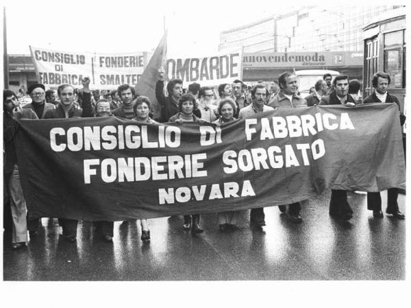 Sciopero dei lavoratori della Richard Ginori - Corteo in viale Don Luigi Sturzo - Spezzone lavoratori delle Fonderie Sorgato - Striscione - Bandiera