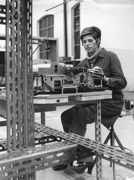 Fabbrica Lagomarsino - Interno - Operaia al lavoro - Macchinari