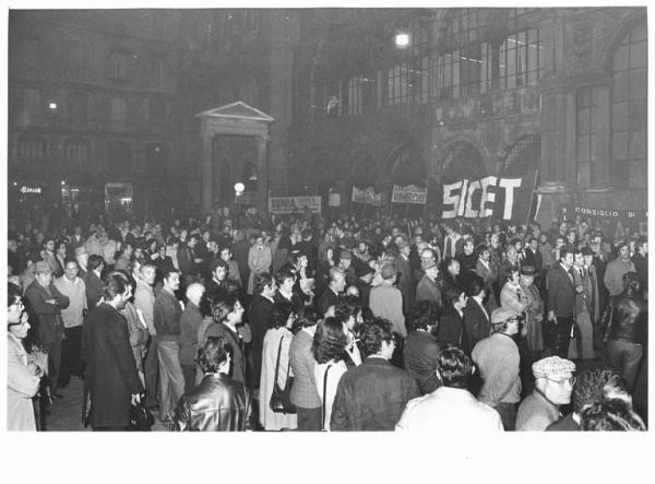 Manifestazione per la casa e l'equo canone - Comizio in piazza Mercanti - Folla di manifestanti - Striscioni