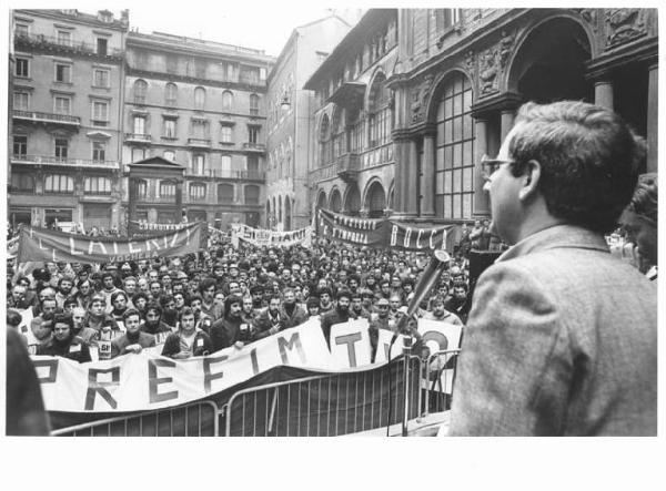 Sciopero regionale lavoratori edili per il contratto - Comizio in piazza Mercanti - Oratore di spalle - Folla di lavoratori - Striscioni