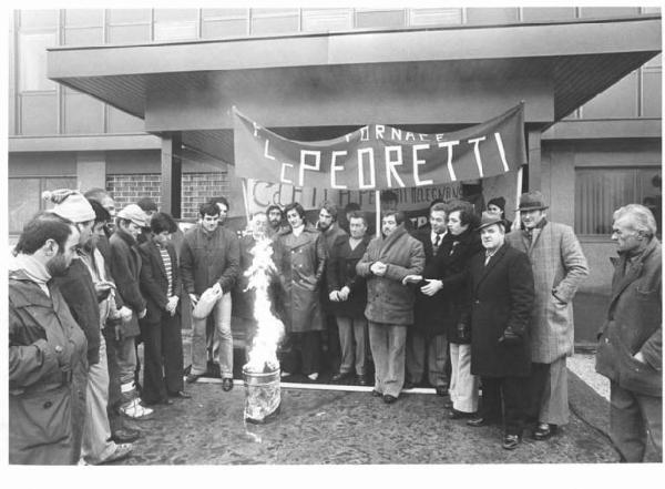 Sciopero dei lavoratori della Pedretti (edili) - Presidio - Lavoratori intorno al fuoco - Striscione