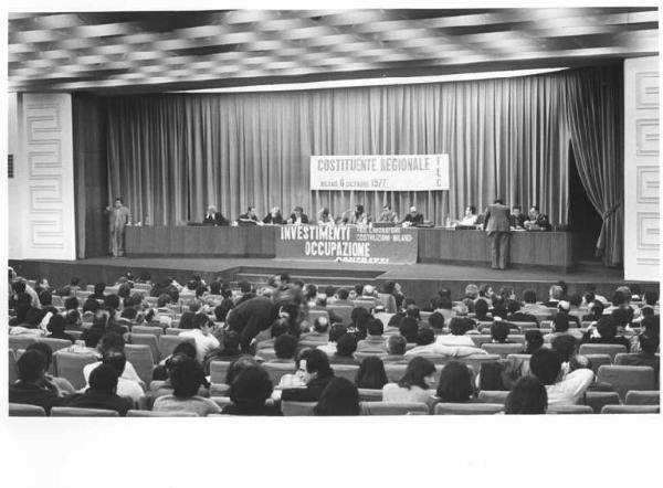 Sala dei Congressi della Provincia - Interno - Assemblea costituente del sindacato regionale edili Flc - Palco - Tavolo della presidenza con oratori - Parola d'ordine