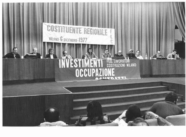 Sala dei Congressi della Provincia - Interno - Assemblea costituente del sindacato regionale edili Flc - Tavolo della presidenza con oratori - Parola d'ordine