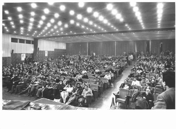 Sala dei Congressi della Provincia - Interno - Assemblea costituente del sindacato regionale edili Flc - Panoramica sulla sala - Platea con il pubblico - Oratore di spalle