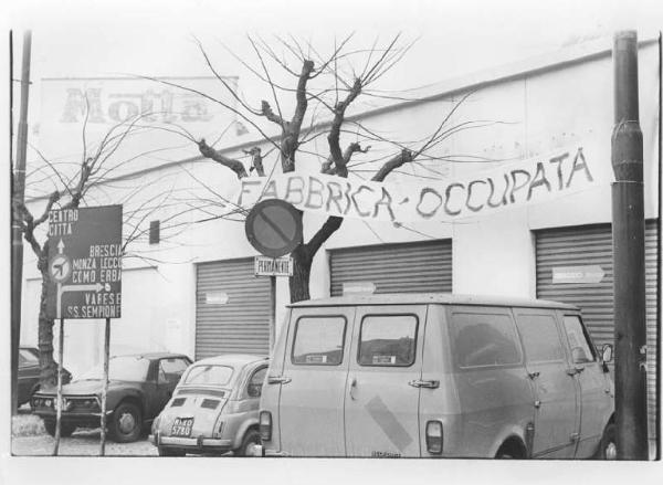 Fabbrica Unidal occupata dai lavoratori in difesa dell'occupazione - Striscione davanti alla fabbrica in viale Corsica - Cartello stradale