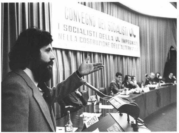 Sala dei Congressi della Provincia - Interno - Convegno dei socialisti della Uil - Tavolo della presidenza - Oratore al microfono - Parola d'ordine