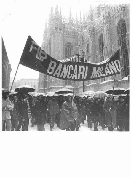 Sciopero generale indetto da Cgil, Cisl e Uil - Corteo sotto la neve arriva in piazza del Duomo - Spezzone lavoratori bancari - Striscione